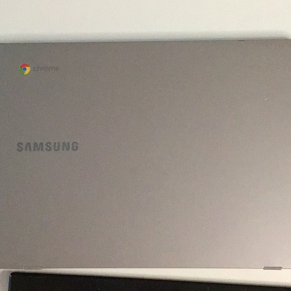 Samsung Silver Laptop Sleek Design and Matte Finish (Refurbished)